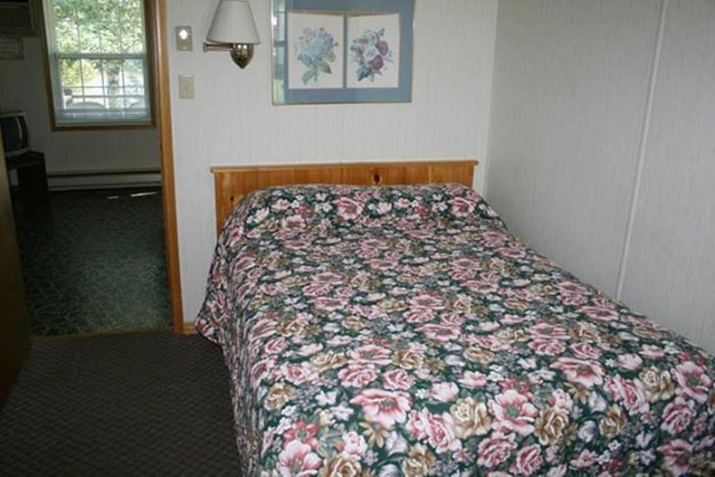 Lanes Riverhouse Inn & Cottages Montague Номер фото