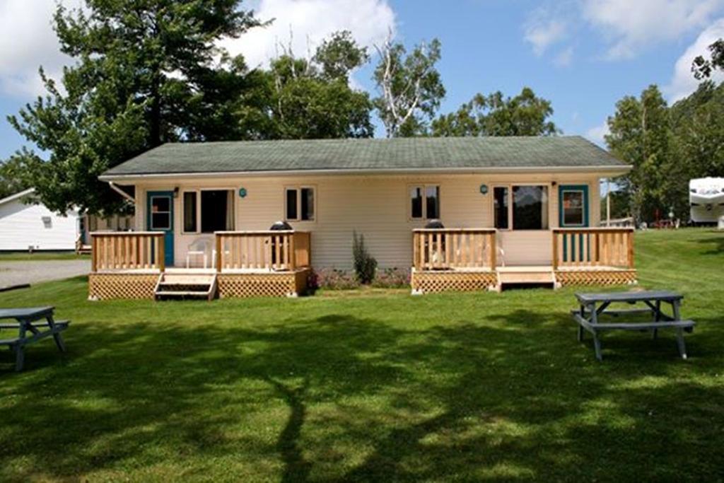 Lanes Riverhouse Inn & Cottages Montague Номер фото